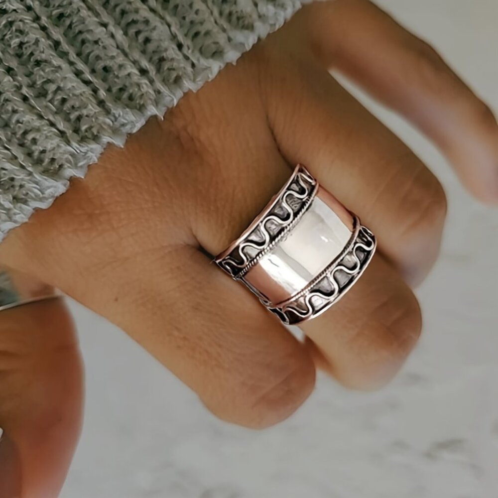 Intricate Silver Ring with Vintage Design